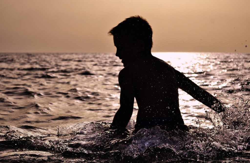 Niño disfrutando de la playa