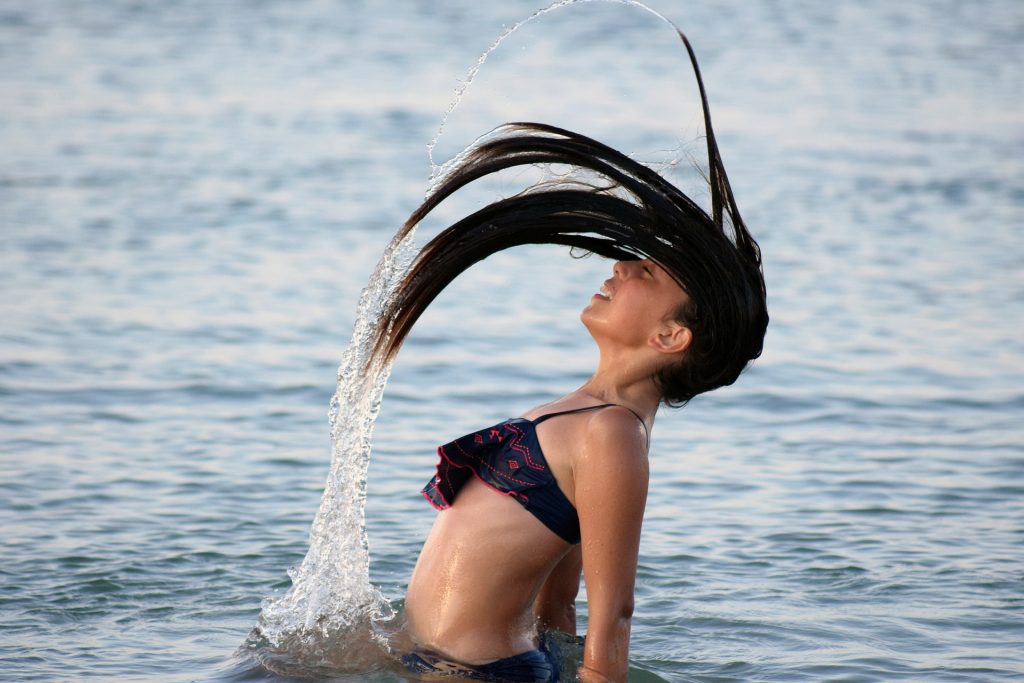 Mujer disfrutando de la playa