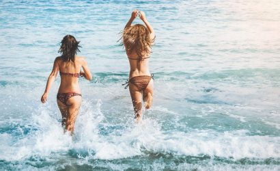 Mujeres en bikini disfrutando la playa