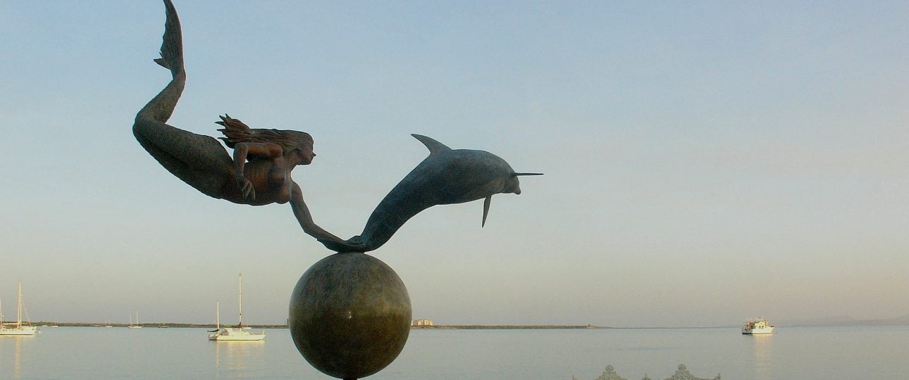 Escultura de Sirena y Delfín en La Paz