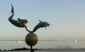 Escultura de Sirena y Delfín en La Paz